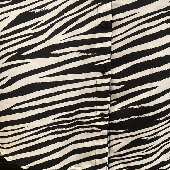 Calvin Klein red, white and black zebra design blouse. Cute tied in front. XL - Picture 7 of 10